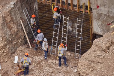 Güvenlik ve becerinin, planları kalıcı yapılara dönüştürdüğü yeni bir binanın temelini oluşturan hassasiyet, takım çalışması ve disiplin..