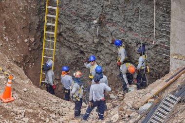 Güvenlik ve becerinin, planları kalıcı yapılara dönüştürdüğü yeni bir binanın temelini oluşturan hassasiyet, takım çalışması ve disiplin..