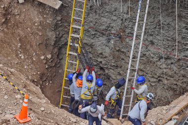 Güvenlik ve becerinin, planları kalıcı yapılara dönüştürdüğü yeni bir binanın temelini oluşturan hassasiyet, takım çalışması ve disiplin..