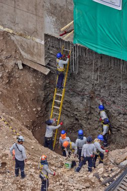 Güvenlik ve becerinin, planları kalıcı yapılara dönüştürdüğü yeni bir binanın temelini oluşturan hassasiyet, takım çalışması ve disiplin..