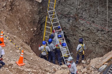 Güvenlik ve becerinin, planları kalıcı yapılara dönüştürdüğü yeni bir binanın temelini oluşturan hassasiyet, takım çalışması ve disiplin..