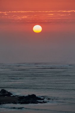 Güneş Pasifik 'e batarken, Chicama sonsuz ritmini, sonsuz ufkunu ve dünyanın en uzun dalgasını mükemmel bir sessizlikle gözler önüne seriyor..