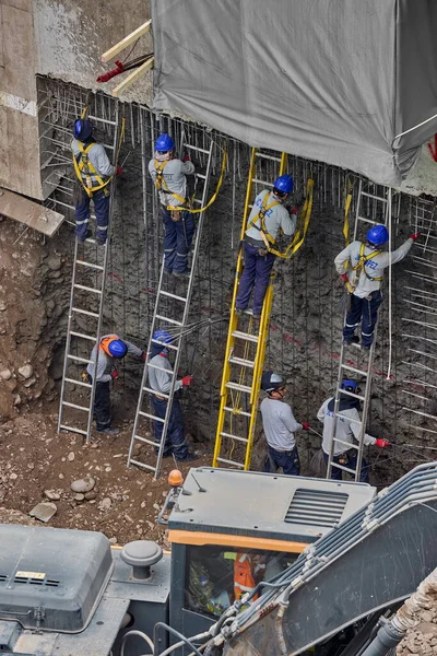 Güvenlik ve becerinin, planları kalıcı yapılara dönüştürdüğü yeni bir binanın temelini oluşturan hassasiyet, takım çalışması ve disiplin..