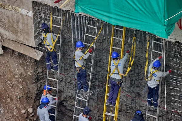 Güvenlik ve becerinin, planları kalıcı yapılara dönüştürdüğü yeni bir binanın temelini oluşturan hassasiyet, takım çalışması ve disiplin..