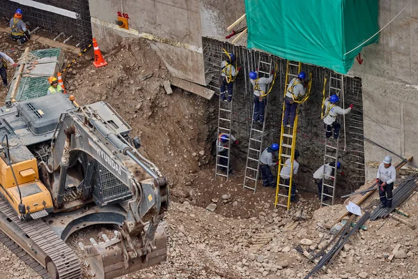 Güvenlik ve becerinin, planları kalıcı yapılara dönüştürdüğü yeni bir binanın temelini oluşturan hassasiyet, takım çalışması ve disiplin..
