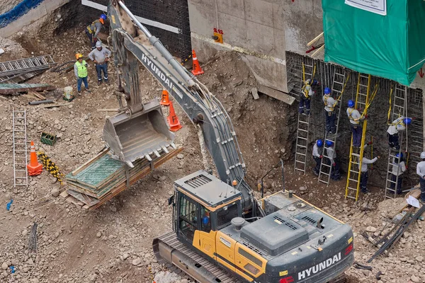 Güvenlik ve becerinin, planları kalıcı yapılara dönüştürdüğü yeni bir binanın temelini oluşturan hassasiyet, takım çalışması ve disiplin..