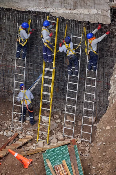 Güvenlik ve becerinin, planları kalıcı yapılara dönüştürdüğü yeni bir binanın temelini oluşturan hassasiyet, takım çalışması ve disiplin..