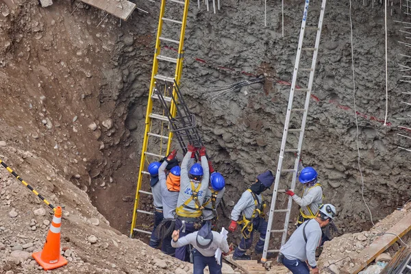 Güvenlik ve becerinin, planları kalıcı yapılara dönüştürdüğü yeni bir binanın temelini oluşturan hassasiyet, takım çalışması ve disiplin..