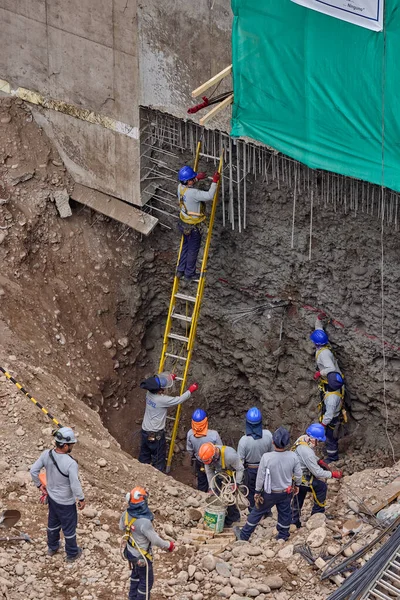 Güvenlik ve becerinin, planları kalıcı yapılara dönüştürdüğü yeni bir binanın temelini oluşturan hassasiyet, takım çalışması ve disiplin..