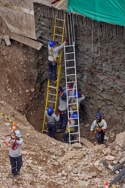 Güvenlik ve becerinin, planları kalıcı yapılara dönüştürdüğü yeni bir binanın temelini oluşturan hassasiyet, takım çalışması ve disiplin..