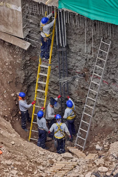 Güvenlik ve becerinin, planları kalıcı yapılara dönüştürdüğü yeni bir binanın temelini oluşturan hassasiyet, takım çalışması ve disiplin..