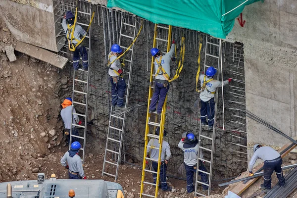 Güvenlik ve becerinin, planları kalıcı yapılara dönüştürdüğü yeni bir binanın temelini oluşturan hassasiyet, takım çalışması ve disiplin..