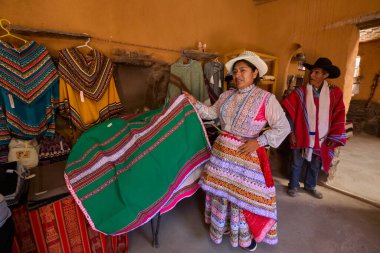 Güney Peru 'daki Colca Vadisi' nden insanlar And Dağları 'nın zengin kültürel mirasının bir kanıtı olarak geleneksel işlemeli giysilerini gururla giyerler.