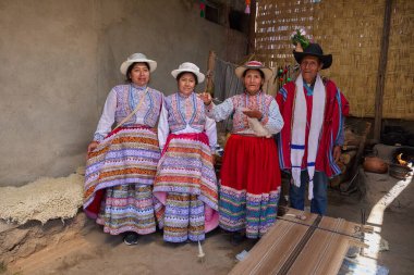 Güney Peru 'daki Colca Vadisi' nden insanlar And Dağları 'nın zengin kültürel mirasının bir kanıtı olarak geleneksel işlemeli giysilerini gururla giyerler.