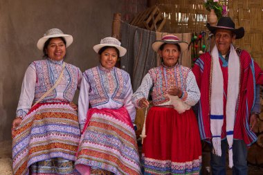 Güney Peru 'daki Colca Vadisi' nden insanlar And Dağları 'nın zengin kültürel mirasının bir kanıtı olarak geleneksel işlemeli giysilerini gururla giyerler.
