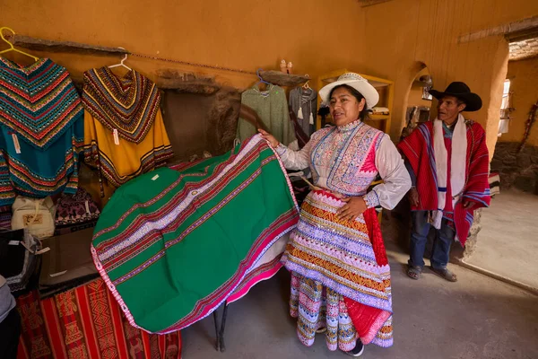 Güney Peru 'daki Colca Vadisi' nden insanlar And Dağları 'nın zengin kültürel mirasının bir kanıtı olarak geleneksel işlemeli giysilerini gururla giyerler.