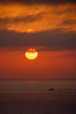 Costa Verde üzerinde sakin bir günbatımı, Miraflores 'den Pasifik' in günün son ışıklarıyla buluştuğu yerde, yumuşak renk katmanları ve sükunetle sarılı.