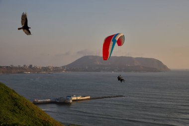 Miraflores 'in çarpıcı sahil şeridinde yamaç paraşütü yapmanın heyecanı eşsizdir. Sırtında okyanus esintisi ve aşağıdaki şehir manzarasıyla.