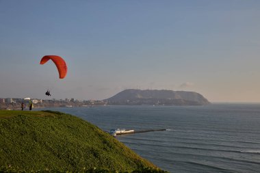 Miraflores 'in çarpıcı sahil şeridinde yamaç paraşütü yapmanın heyecanı eşsizdir. Sırtında okyanus esintisi ve aşağıdaki şehir manzarasıyla.