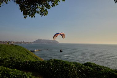 Miraflores 'in çarpıcı sahil şeridinde yamaç paraşütü yapmanın heyecanı eşsizdir. Sırtında okyanus esintisi ve aşağıdaki şehir manzarasıyla.