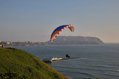Miraflores 'in çarpıcı sahil şeridinde yamaç paraşütü yapmanın heyecanı eşsizdir. Sırtında okyanus esintisi ve aşağıdaki şehir manzarasıyla.