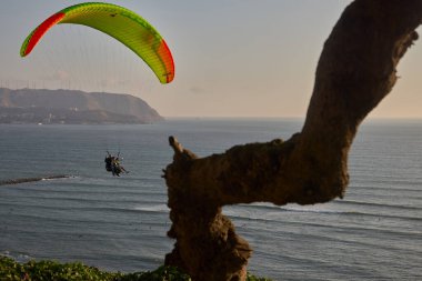 Miraflores 'in çarpıcı sahil şeridinde yamaç paraşütü yapmanın heyecanı eşsizdir. Sırtında okyanus esintisi ve aşağıdaki şehir manzarasıyla.
