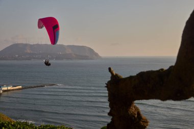 Miraflores 'in çarpıcı sahil şeridinde yamaç paraşütü yapmanın heyecanı eşsizdir. Sırtında okyanus esintisi ve aşağıdaki şehir manzarasıyla.