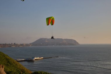 Miraflores 'in çarpıcı sahil şeridinde yamaç paraşütü yapmanın heyecanı eşsizdir. Sırtında okyanus esintisi ve aşağıdaki şehir manzarasıyla.