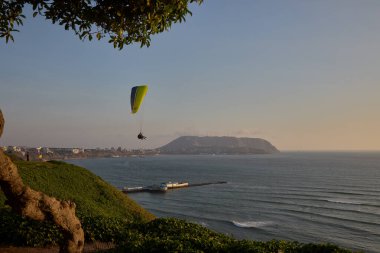 Miraflores 'in çarpıcı sahil şeridinde yamaç paraşütü yapmanın heyecanı eşsizdir. Sırtında okyanus esintisi ve aşağıdaki şehir manzarasıyla.