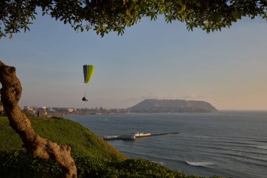 Miraflores 'in çarpıcı sahil şeridinde yamaç paraşütü yapmanın heyecanı eşsizdir. Sırtında okyanus esintisi ve aşağıdaki şehir manzarasıyla.