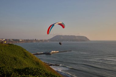 Miraflores 'in çarpıcı sahil şeridinde yamaç paraşütü yapmanın heyecanı eşsizdir. Sırtında okyanus esintisi ve aşağıdaki şehir manzarasıyla.
