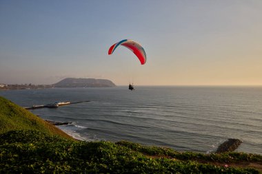 Miraflores 'in çarpıcı sahil şeridinde yamaç paraşütü yapmanın heyecanı eşsizdir. Sırtında okyanus esintisi ve aşağıdaki şehir manzarasıyla.