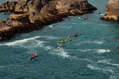 Deniz kayakçıları Arequipa 'nın engebeli kıyılarını keşfeder, turkuaz sularda ve antik kayalar arasında oyulmuş dar kanallarda gezinirler. Perus 'un güney kıyı şeridinin saf güzelliği.