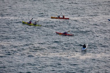 Deniz kayakçıları Arequipa 'nın engebeli kıyılarını keşfeder, turkuaz sularda ve antik kayalar arasında oyulmuş dar kanallarda gezinirler. Perus 'un güney kıyı şeridinin saf güzelliği.