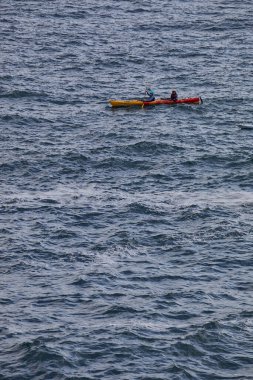 Deniz kayakçıları Arequipa 'nın engebeli kıyılarını keşfeder, turkuaz sularda ve antik kayalar arasında oyulmuş dar kanallarda gezinirler. Perus 'un güney kıyı şeridinin saf güzelliği.