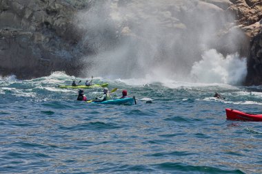 Deniz kayakçıları Arequipa 'nın engebeli kıyılarını keşfeder, turkuaz sularda ve antik kayalar arasında oyulmuş dar kanallarda gezinirler. Perus 'un güney kıyı şeridinin saf güzelliği.