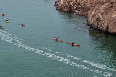 Deniz kayakçıları Arequipa 'nın engebeli kıyılarını keşfeder, turkuaz sularda ve antik kayalar arasında oyulmuş dar kanallarda gezinirler. Perus 'un güney kıyı şeridinin saf güzelliği.