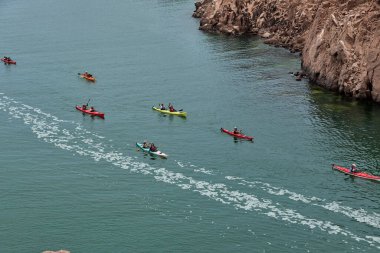 Deniz kayakçıları Arequipa 'nın engebeli kıyılarını keşfeder, turkuaz sularda ve antik kayalar arasında oyulmuş dar kanallarda gezinirler. Perus 'un güney kıyı şeridinin saf güzelliği.