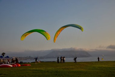 Paragliderler Miraflores 'de kalkışa hazırlanıyorlar. Pasifik' in aşağısına uzanan renkli tepe örtüleri uçurumların üzerinde yükseliyor. Adrenalin, rüzgar ve Limas kıyı ufkunun simgesel bir buluşması..