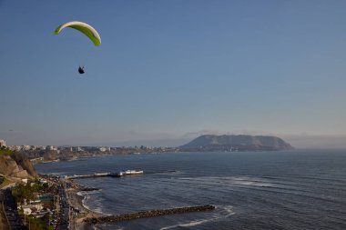 Pasifik aşağıdaki uçurumların üzerinde süzülen paragliderler adrenalini, özgürlüğü ve Limas ikonik kıyı manzarasını unutulamaz bir uçuşla harmanlıyorlar..