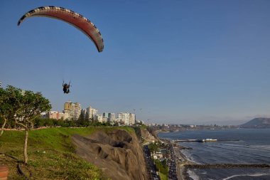 Pasifik aşağıdaki uçurumların üzerinde süzülen paragliderler adrenalini, özgürlüğü ve Limas ikonik kıyı manzarasını unutulamaz bir uçuşla harmanlıyorlar..