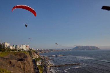 Pasifik aşağıdaki uçurumların üzerinde süzülen paragliderler adrenalini, özgürlüğü ve Limas ikonik kıyı manzarasını unutulamaz bir uçuşla harmanlıyorlar..