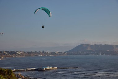 Pasifik aşağıdaki uçurumların üzerinde süzülen paragliderler adrenalini, özgürlüğü ve Limas ikonik kıyı manzarasını unutulamaz bir uçuşla harmanlıyorlar..