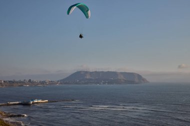 Pasifik aşağıdaki uçurumların üzerinde süzülen paragliderler adrenalini, özgürlüğü ve Limas ikonik kıyı manzarasını unutulamaz bir uçuşla harmanlıyorlar..