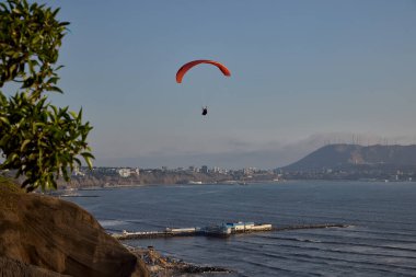 Pasifik aşağıdaki uçurumların üzerinde süzülen paragliderler adrenalini, özgürlüğü ve Limas ikonik kıyı manzarasını unutulamaz bir uçuşla harmanlıyorlar..