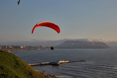 Pasifik aşağıdaki uçurumların üzerinde süzülen paragliderler adrenalini, özgürlüğü ve Limas ikonik kıyı manzarasını unutulamaz bir uçuşla harmanlıyorlar..