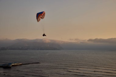 Pasifik aşağıdaki uçurumların üzerinde süzülen paragliderler adrenalini, özgürlüğü ve Limas ikonik kıyı manzarasını unutulamaz bir uçuşla harmanlıyorlar..