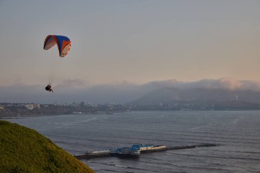 Pasifik aşağıdaki uçurumların üzerinde süzülen paragliderler adrenalini, özgürlüğü ve Limas ikonik kıyı manzarasını unutulamaz bir uçuşla harmanlıyorlar..