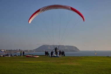 Pasifik aşağıdaki uçurumların üzerinde süzülen paragliderler adrenalini, özgürlüğü ve Limas ikonik kıyı manzarasını unutulamaz bir uçuşla harmanlıyorlar..