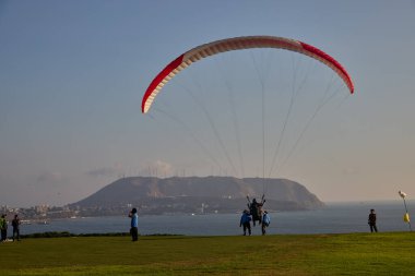 Pasifik aşağıdaki uçurumların üzerinde süzülen paragliderler adrenalini, özgürlüğü ve Limas ikonik kıyı manzarasını unutulamaz bir uçuşla harmanlıyorlar..